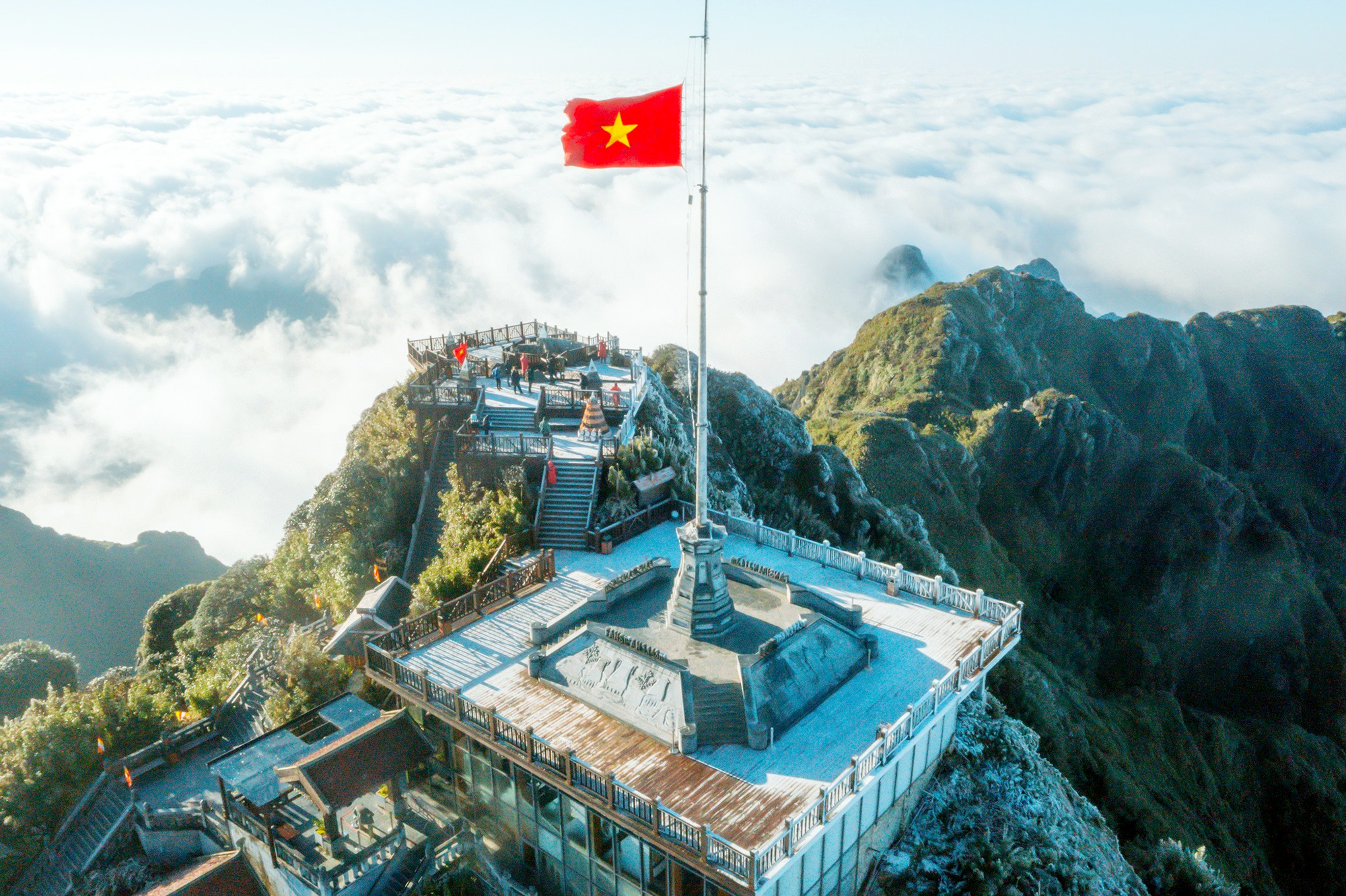 Nhiệt độ dưới 0 độ C, băng giá trắng xóa đỉnh Fansipan - Báo Công an Nhân dân điện tử